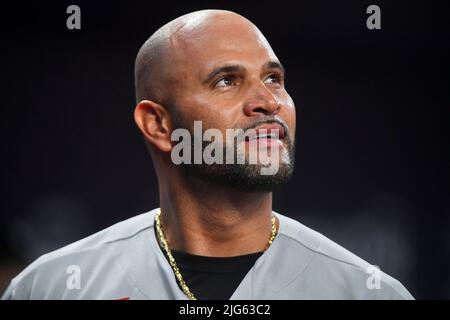 Atlanta, GA. US, St. Louis Cardinals 07. Juli 2022: Infielder Albert Pujols schaut beim siebten Inning eines MLB-Spiels gegen die Atlanta Braves im Truist Park in Atlanta, GA, aus dem Dugout heraus. Austin McAfee/CSM Credit: CAL Sport Media/Alamy Live News Stockfoto