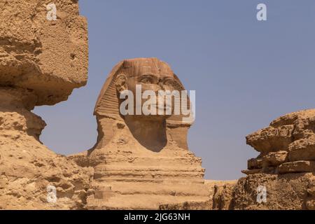 Blick auf Sphinx in Gizeh inmitten antiker Ruinen Stockfoto