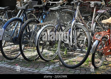 Viele alte Fahrräder parkten auf dem Parkplatz in der Nähe der Universität, die von Studenten genutzt wurden, um sich in der Stadt zu bewegen Stockfoto