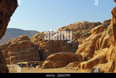 Gruppe von Zelten eines Lagers eines nomadischen Stammes in der Schlucht innerhalb der bergigen Felsen in der Wüste des Nahen Ostens Stockfoto
