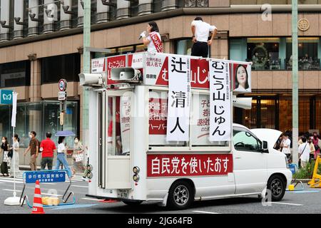 TOKIO, JAPAN – 9. Juli 2022: Politiker der Liberal Democratic Party werben für die Wahl des House of Councillors. Sie sind auf dem Dach eines Fahrzeugs Stockfoto