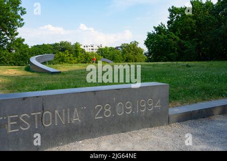 Tallinn, Estland. Juli 2022. Das Denkmal der gebrochenen Linie. Dieses Denkmal, das auf der Bastion Suur Rannavarav in Tallinn errichtet wurde, erinnert an einen der am meisten zurückgebliebensten Denkmäler Stockfoto