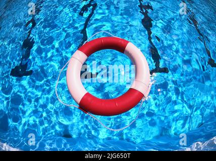 Detmold, Deutschland. 04.. Juli 2022. ILLUSTRATION Ein Rettungsschwimmer schwimmt auf dem Wasser am Hiddesen-Außenpool. Quelle: Friso Gentsch/dpa/Alamy Live News Stockfoto