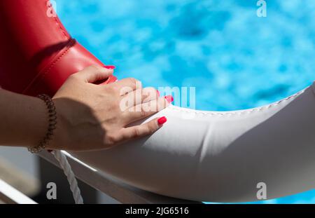 Detmold, Deutschland. 04.. Juli 2022. Blick auf einen Rettungsschwimmer vor dem Pool im Hiddesen Freibad. Im Freibad in Detmold wird das Wasser nicht mehr mit Gas beheizt. Vor dem Hintergrund des russischen Angriffskrieges auf die Ukraine hatte die Stadt angekündigt, das Wasser in allen vier Außenpools nicht mehr zu heizen, um Gas für den Winter zu sparen. Quelle: Friso Gentsch/dpa/Alamy Live News Stockfoto