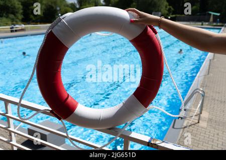 Detmold, Deutschland. 04.. Juli 2022. Blick durch einen Rettungsschwimmer am Pool im Hiddesen Freibad. Im Freibad in Detmold wird das Wasser nicht mehr mit Gas beheizt. Vor dem Hintergrund des russischen Angriffskrieges auf die Ukraine hatte die Stadt angekündigt, das Wasser in allen vier Außenpools nicht mehr zu heizen, um Gas für den Winter zu sparen. (Um dpa-Korr 'Einfrieren gegen Putin? Der Außenpool in Detmold heizt nicht mehr Wasser') Quelle: Friso Gentsch/dpa/Alamy Live News Stockfoto