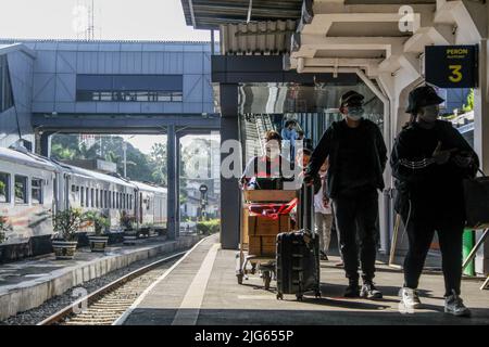 Bandung, Indonesien. 08.. Juli 2022. Passagiere mit Gesichtsmasken gehen am Bahnhof Bandung in Richtung Zug. Die indonesische Regierung wird in den nächsten zwei Wochen einen Auffrischungsimpfstoff für Covid-19 einführen, um Reisende zu erreichen. (Foto von Algi Febri Sugita/SOPA Images/Sipa USA) Quelle: SIPA USA/Alamy Live News Stockfoto