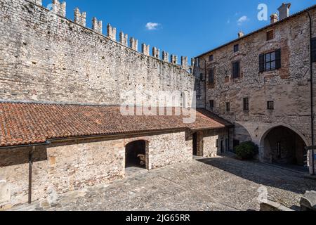 Innenhof von Rocca Borromea di Angera, eine mittelalterliche Burg am Ufer des Lago Maggiore, Lombardei, Italien Stockfoto