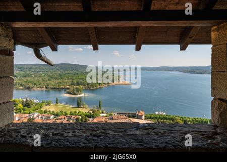 Panoramablick auf den Lago Maggiore vom Turm der Rocca di Angera aus gesehen, Lombardei, Italien Stockfoto