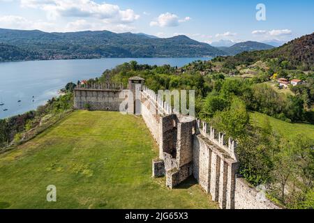 Blick von der Rocca di Angera mit den Mauern der Burg und dem Lago Maggiore im Hintergrund, Angera, Lombardei, Italien Stockfoto