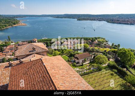 Die Gärten der Rocca di Angera und des Lago Maggiore vom Turm aus gesehen, Angera, Lombardei, Italien Stockfoto