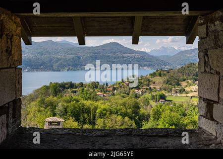 Panoramablick auf den Lago Maggiore vom Turm der Rocca di Angera aus gesehen, Lombardei, Italien Stockfoto