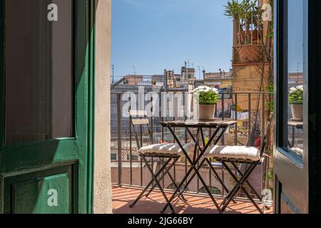 Blick auf Barcelona durch offene hölzerne Fensterläden aus typisch spanischem altem Haus mit schönem Balkon Stockfoto