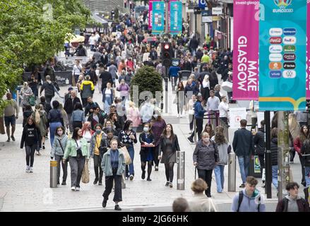 Foto vom 28/05/21 von Einkäufern im Stadtzentrum von Glasgow. Die Einzelhandelsumsätze sind auf dem niedrigsten Stand seit Februar 2021 gestiegen, da die hohe Inflation und die sich verschärfende Lebenshaltungskrise die Verbraucher abschrecken, zeigen Zahlen. Ausgabedatum: Freitag, 8. Juli 2022. Stockfoto