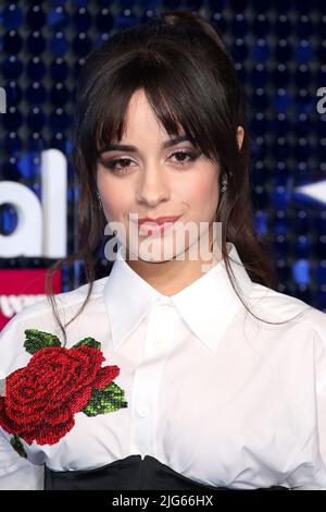 Datei-Foto vom 5/3/2020 der kubanisch-amerikanischen Sängerin Camila Cabello, die enthüllt hat, dass sie sich nicht 'unter Druck' setzt, um Liebe zu finden, und sich mehr auf die Bildung von Freundschaften konzentriert. Die 25-Jährige hat sich im November letzten Jahres von ihrem langjährigen Freund, der kanadischen Singer-Songwriterin Shawn Mendes, getrennt. Im Gespräch mit Cosmopolitan UK sprach Cabello über ihre aktuellen Erwartungen in Bezug auf romantische Beziehungen. Ausgabedatum: Freitag, 8. Juli 2022. Stockfoto