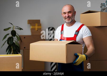 Mann im mittleren Alter in uniformem Karton, Porträt Stockfoto