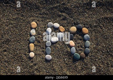 IPO Abkürzung durch Steinbuchstaben am Sandstrand. Der Börsengang ist ein erster öffentlicher Börsengang Stockfoto