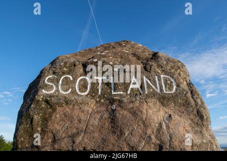 8TH. JULI 2022. SCHOTTLAND / ENGLAND GRENZE, CATER BAR, NORTHUMBERLAND, SCOTTISH BORDERS. Der Blick auf die schottische Grenze an der Carter Bar an der Grenze zu England und Schottland, Northumberland zu den schottischen Grenzen. WAS BEDEUTET DAS ANGESICHTS DES RÜCKTRITTS VON BORIS JOHNSON ALS PREMIERMINISTER FÜR DIE SCHOTTISCHE PREMIERMINISTERIN NICOLA STÖR’S, DIE AUF EIN ZWEITES SCHOTTISCHES REFERENDUM ÜBER DIE UNABHÄNGIGKEIT DRÄNGEN WILL? PIC PHIL WILKINSON / Alamy Live News Stockfoto