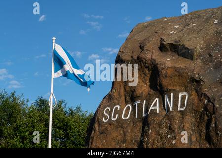 8TH. JULI 2022. SCHOTTLAND / ENGLAND GRENZE, CATER BAR, NORTHUMBERLAND, SCOTTISH BORDERS. Der Blick auf die schottische Grenze an der Carter Bar an der Grenze zu England und Schottland, Northumberland zu den schottischen Grenzen. WAS BEDEUTET DAS ANGESICHTS DES RÜCKTRITTS VON BORIS JOHNSON ALS PREMIERMINISTER FÜR DIE SCHOTTISCHE PREMIERMINISTERIN NICOLA STÖR’S, DIE AUF EIN ZWEITES SCHOTTISCHES REFERENDUM ÜBER DIE UNABHÄNGIGKEIT DRÄNGEN WILL? PIC PHIL WILKINSON / Alamy Live News Stockfoto