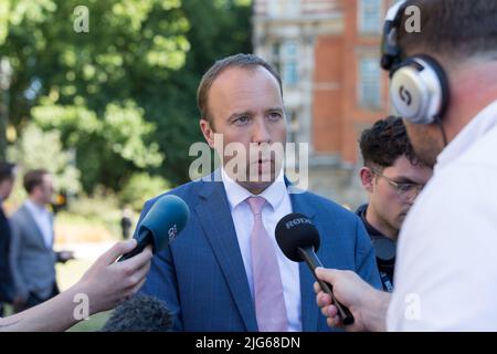 London großbritannien juli 2022 Matt Hancock gibt Medieninterview über College Green, nachdem Premierminister Boris Johnson den Rücktritt angekündigt hatte Stockfoto