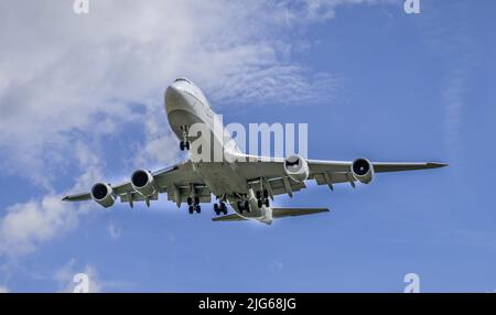 Landeanflug Flugzeug Jumbo-Jet Lufthansa Boeing 747-830, Flughafen, Frankfurt am Main, Hessen, Deutschland Stockfoto