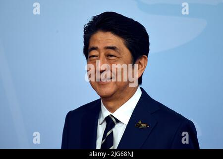 Hamburg, Deutschland. 08.. Juli 2022. ARCHIVFOTO: Ein 41-Jähriger attackierte den ehemaligen japanischen Premierminister Shinzo Abe im offenen Stravue. Abes Zustand ist kritisch. Shinzo ABE, japanischer Premierminister, vÇ¬UJapan, JPN, Portrait, portrvÉ¬sst, Portrait, beschnittenes Einzelbild, Einzelmotiv, Treffen G20 in Hamburg, G 20-Gipfel, Sumwith, Deutschland, 07.07.2017 vÇ¬ Credit: dpa/Alamy Live News Stockfoto