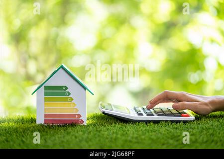 Energieeffiziente Hausprüfung Mit Rechner. Hoher Wirkungsgrad Stockfoto