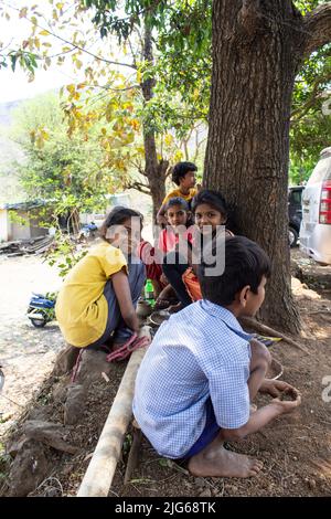 Kinder spielen mit Erde, indische Kinder spielen Stockfoto
