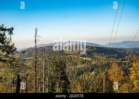 Herbst Slezske Beskydy vom ehemaligen Wanderweg unten Velky Stozek Hügel Gipfel auf tschechisch - polnische Grenzen Stockfoto