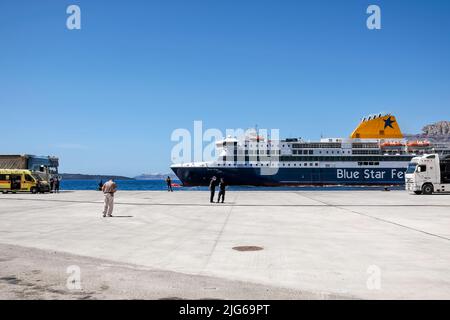 Santorini, Griechenland - 14. Mai 2021 : Eine Fähre, die im Hafen von Athinios in Santorini griechenland ankommt Stockfoto