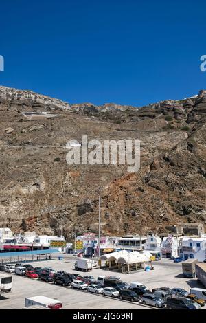 Santorini, Griechenland - 14. Mai 2021 : Panoramablick auf den Hafen von Athinios Santorini und seine berühmte Vulkanlandschaft Stockfoto