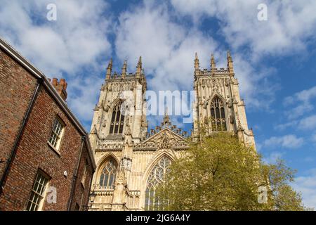 Stadtansicht von außen auf die Kathedrale und die metropolitische Kirche Saint Peter, allgemein bekannt als York Minster, in der Stadt York, England Stockfoto