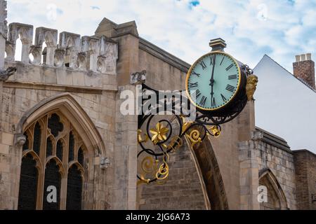 Nahaufnahme der Uhr im modernen Stil an den mittelalterlichen Steinmauern von York, England Stockfoto