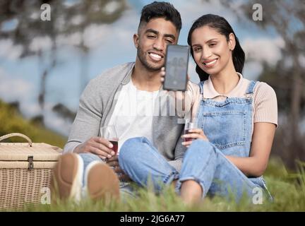 Mein gutaussehender Partner. Aufnahme eines liebevollen Paares bei einem Picknick. Stockfoto