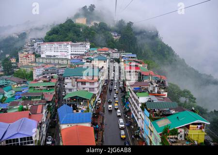 Gangtok, Sikkim - 16 2022. Juni genießen Touristen eine Seilbahnfahrt über die Stadt Gangtok. Atemberaubende Luftlandschaft von Sikkim. Bedeckt mit Nebel oder Nebel. Stockfoto