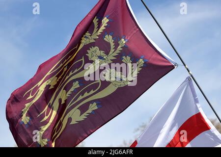 Flaggen Englands: Das Kreuz des heiligen Georg und drei goldene Löwen, ein königliches Banner Englands Stockfoto