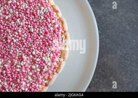 Typischer niederländischer Mausruck mit rosa Mäusen auf einem Kuchen, für die Babydusche Stockfoto