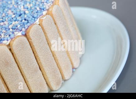 Typischer niederländischer Mausrotbraun mit rosa Mäusen auf einem Kuchen, für die Baby-Dusche Stockfoto