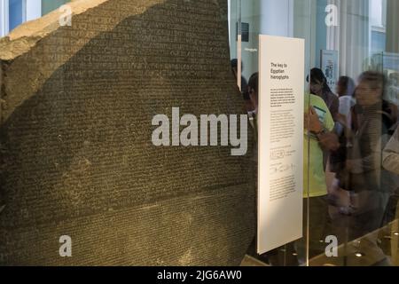 Der Rosetta-Stein, ein Stele-Schlüssel zur Abschlüsselung der ägyptischen Schriften, der 196 v. Chr. in Memphis, Ägypten, ausgestellt wurde und im British Museum, London, ausgestellt wurde Stockfoto