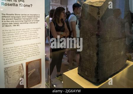 Der Rosetta-Stein, ein Stele-Schlüssel zur Abschlüsselung der ägyptischen Schriften, der 196 v. Chr. in Memphis, Ägypten, ausgestellt wurde und im British Museum, London, ausgestellt wurde Stockfoto