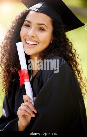 Ich bin so glücklich, dass dies endlich alles von mir ist. Porträt einer jungen Frau, die am Abschlusstag ihr Diplom hält. Stockfoto