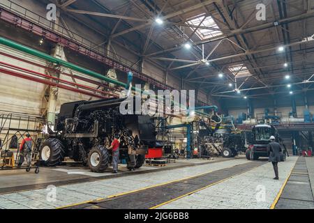 Werkshalle mit Mähdreschern montiert. Industrielle Produktion von Landmaschinen. Stockfoto