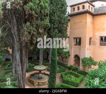 Alhambra Granada Spanien - 09 14 2021: Luftaufnahme des Daraxa´s-Gartens, der Nasriden-Paläste im Festungskomplex Alhambra in Granada, Sp Stockfoto