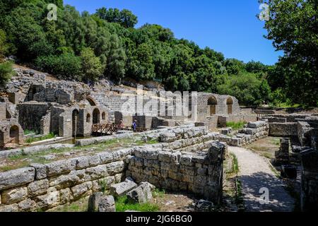 Butrint, Ksamil, Albanien - das Amphitheater im alten Butrint, Tempel des Asklepios und Theater, Weltkulturerbe zerstörte Stadt Butrint. Stockfoto