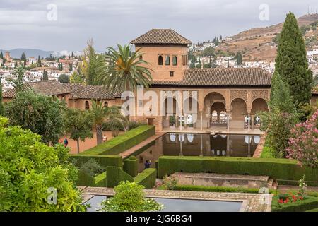 Alhambra Granada Spanien - 09 14 2021: Blick auf den Partal Palast oder Palacio del Partal , eine palastartige Struktur rund um Gärten und Wassersee im Inneren der A Stockfoto