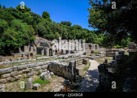 Butrint, Ksamil, Albanien - das Amphitheater im alten Butrint, Tempel des Asklepios und Theater, Weltkulturerbe zerstörte Stadt Butrint. Stockfoto