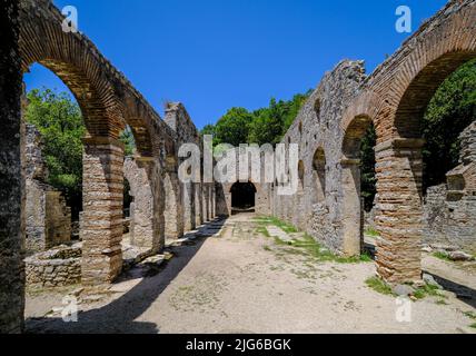 Butrint, Ksamil, Albanien - die große byzantinische Basilika im alten Butrint, Weltkulturerbe ruinierte Stadt Butrint. Stockfoto