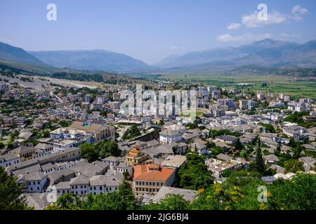 Stadt Gjirokastra, Gjirokastra, Albanien - Bergstadt Gjirokastra, UNESCO-Weltkulturerbe. Blick auf die Stadt mit Bergen im Drinos-Tal. Stockfoto