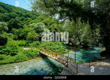 Muzina, Albanien - Syri i Kaltër, BLAUES AUGE, ist die reichste Quelle des Landes mit 6 m³/s Wasser. Das Wasser kommt in einer Tiefe aus einem Quelltopf Stockfoto
