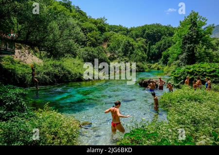 Muzina, Albanien - Touristen baden im Syri i Kaltër, DEM BLAUEN AUGE, ist mit 6 m³/s die wasserreichste Quelle des Landes. Das Wasser kommt aus Stockfoto