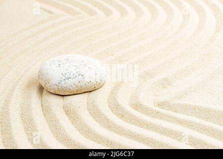 Harmonie und Gleichgewicht im Zen-Garten. Sand und Steine konzentrieren Energie für Meditation und Entspannung spirituellen und Wellness-Hintergrund. Stockfoto